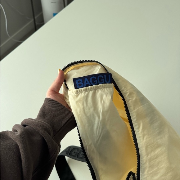 BAGGU Large Cream Crescent Bag - Picture 6 of 7